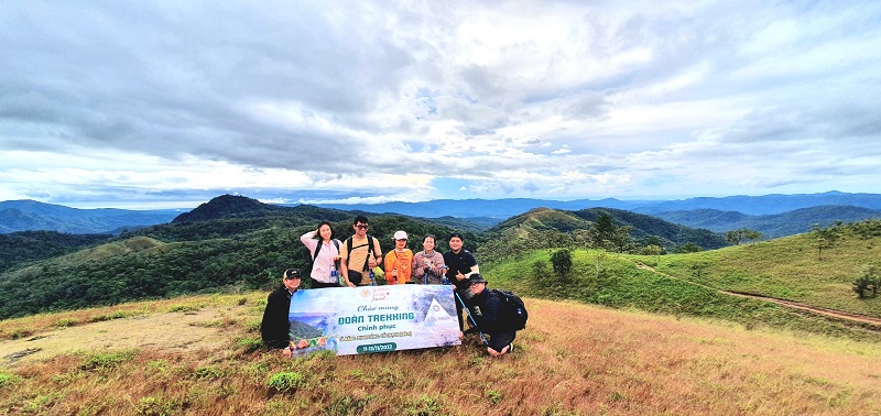 Đoàn khách tham gia tour trekking Tà Năng - Phan Dũng