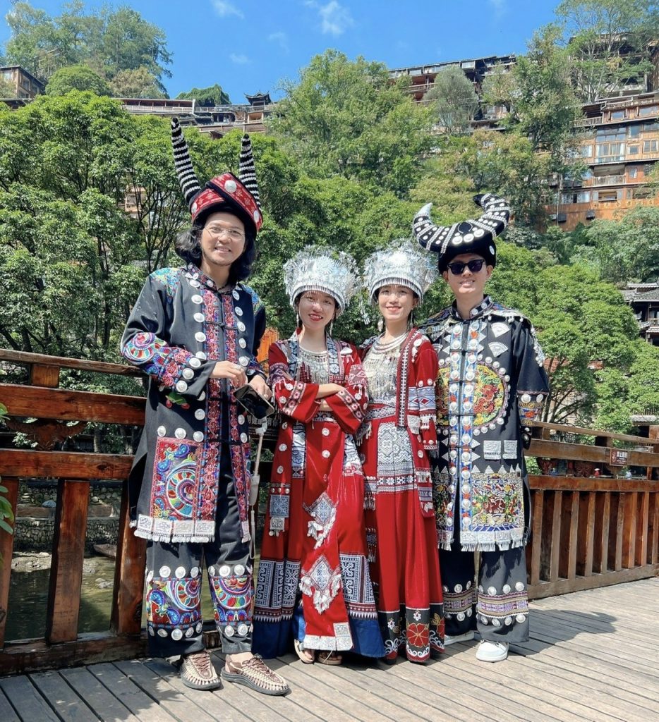 Các thành viên trong đoàn hòa mình vào đời sống của văn hóa địa phương Quý Châu.